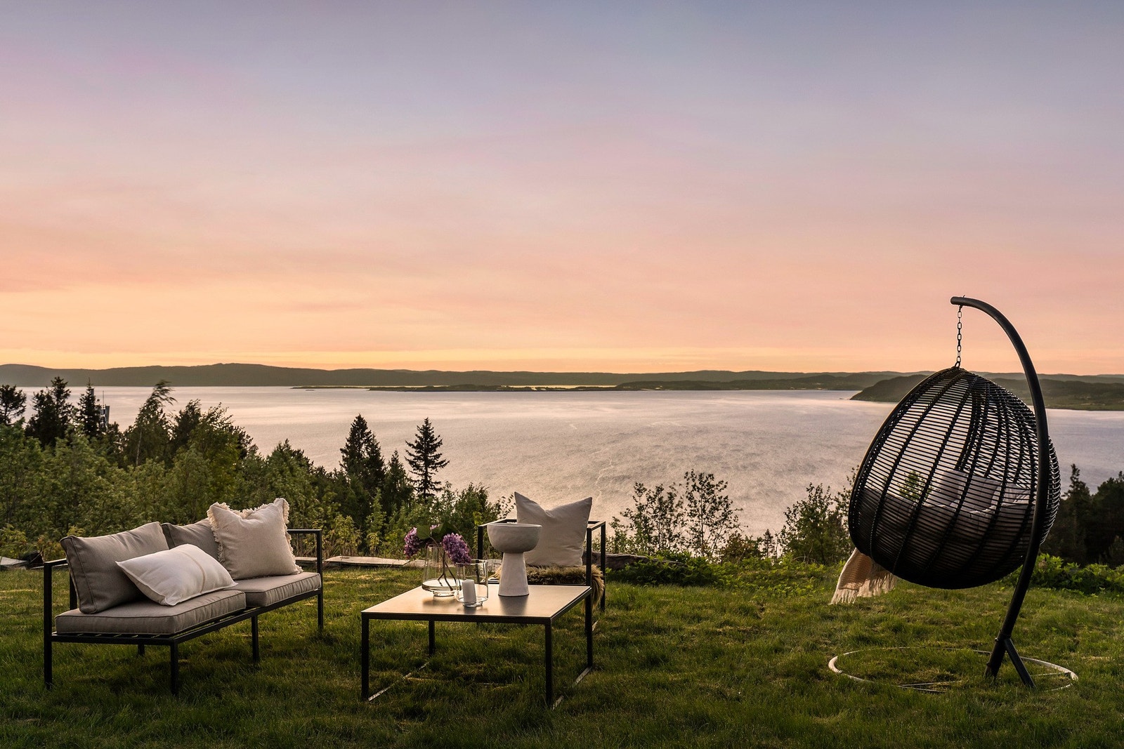 Solrik eiendom med sol fra den går opp til den går ned langt på kveld - Usjenert uteområde. Galleribilde