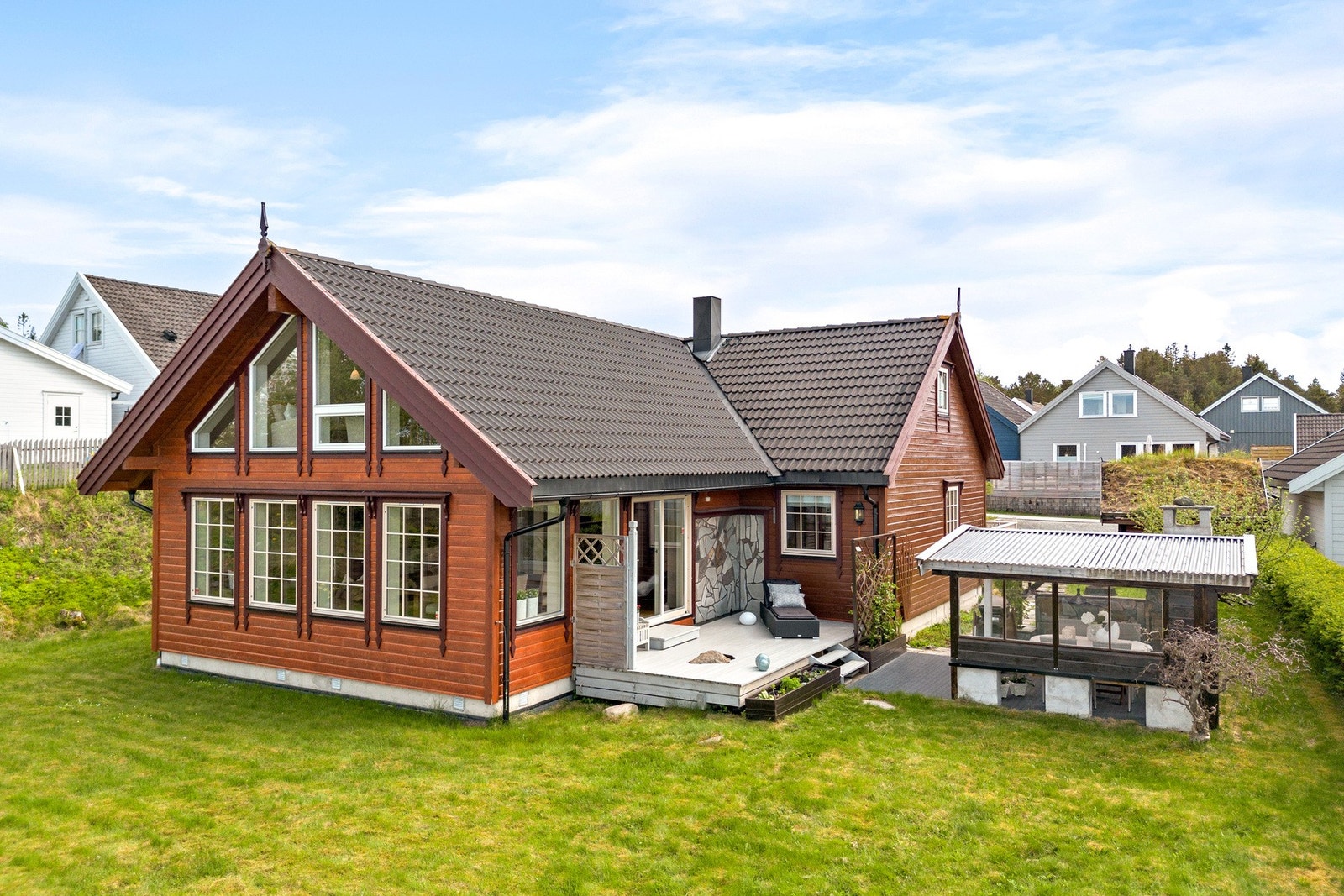 Boligen er vendt mot fjorden. En av svært få utsiktstomter som er flat. Galleribilde