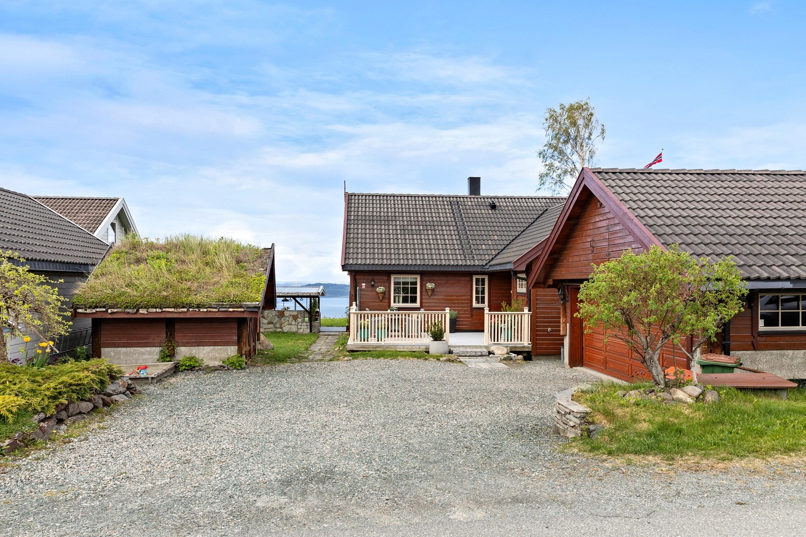 Stor gårdsplass & garasje & bod Galleribilde