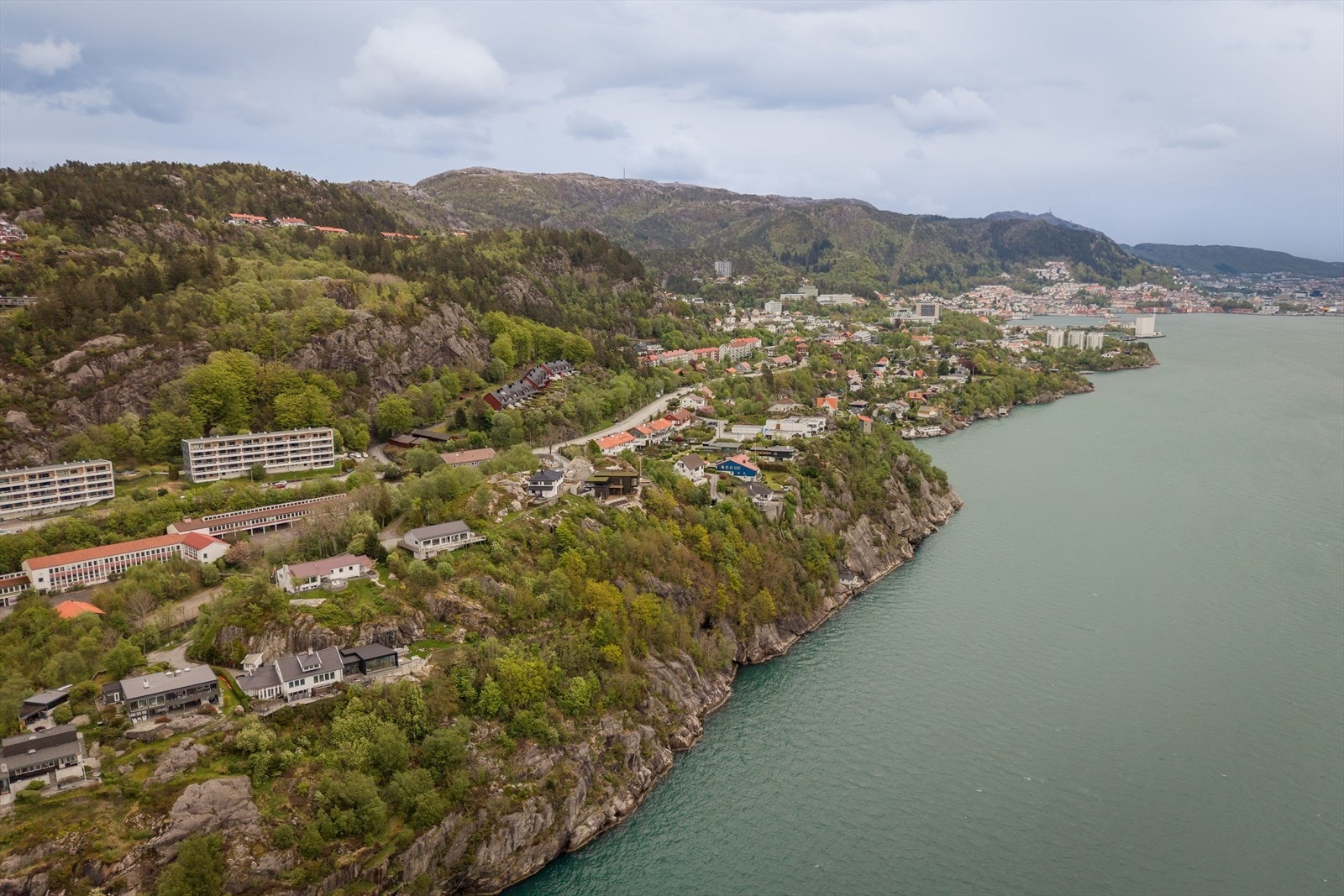 Ligger meget fint til med kort avstand til det meste. Ca 7 min kjøring til Bergen sentrum og Åsane senter. Galleribilde