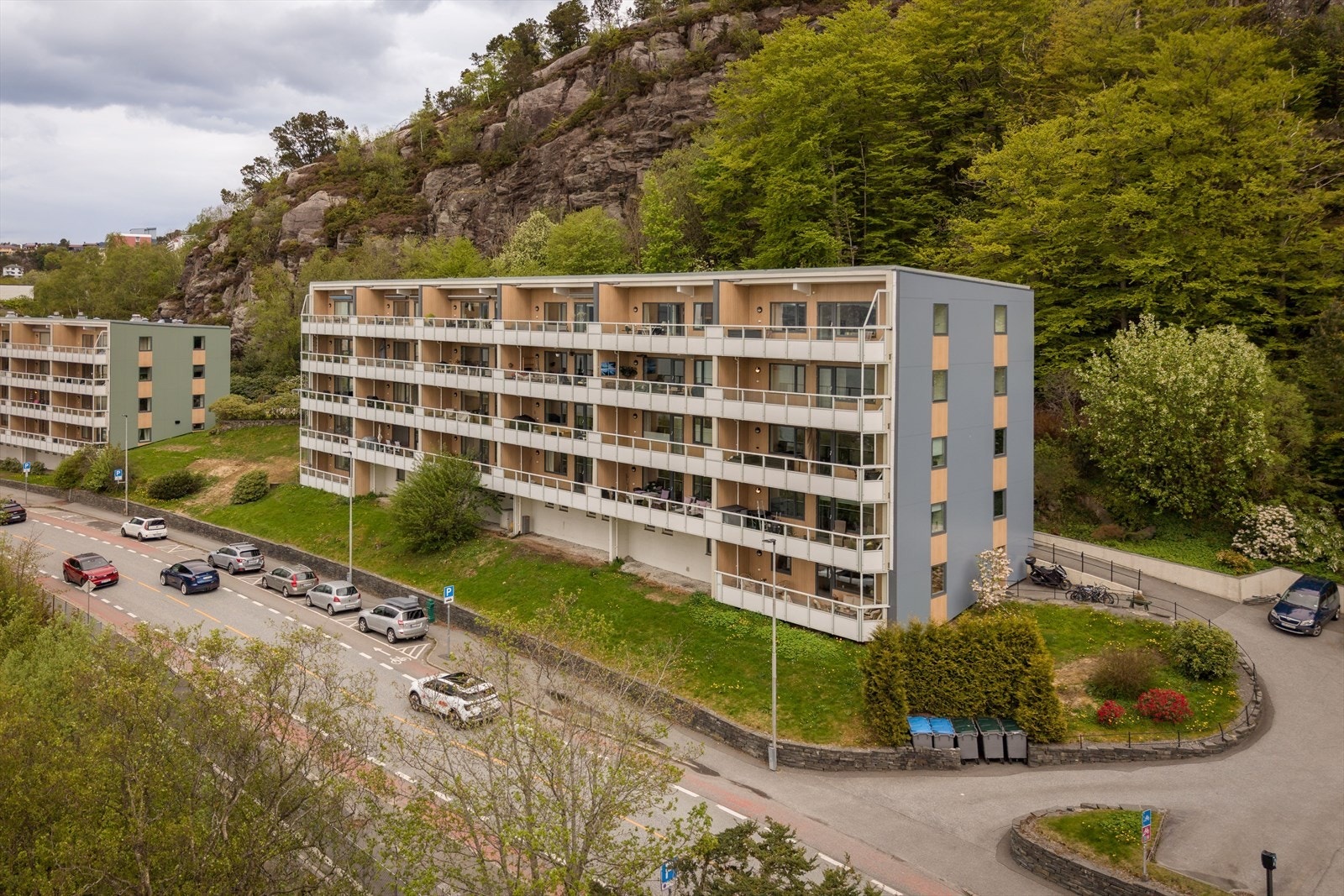 Dette er en av to endeleiligheter i 1 etg. Usjenert beliggenhet over gateplan. Galleribilde