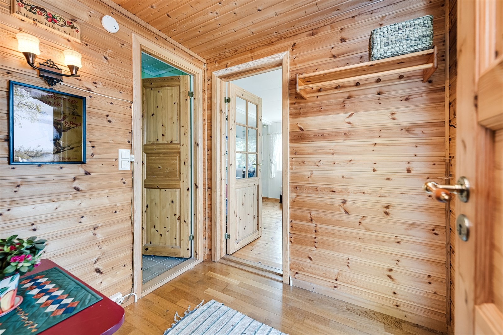 Velkommen inn i en trivelig entrè med plass til å henge fra seg yttertøy og sko. Galleribilde