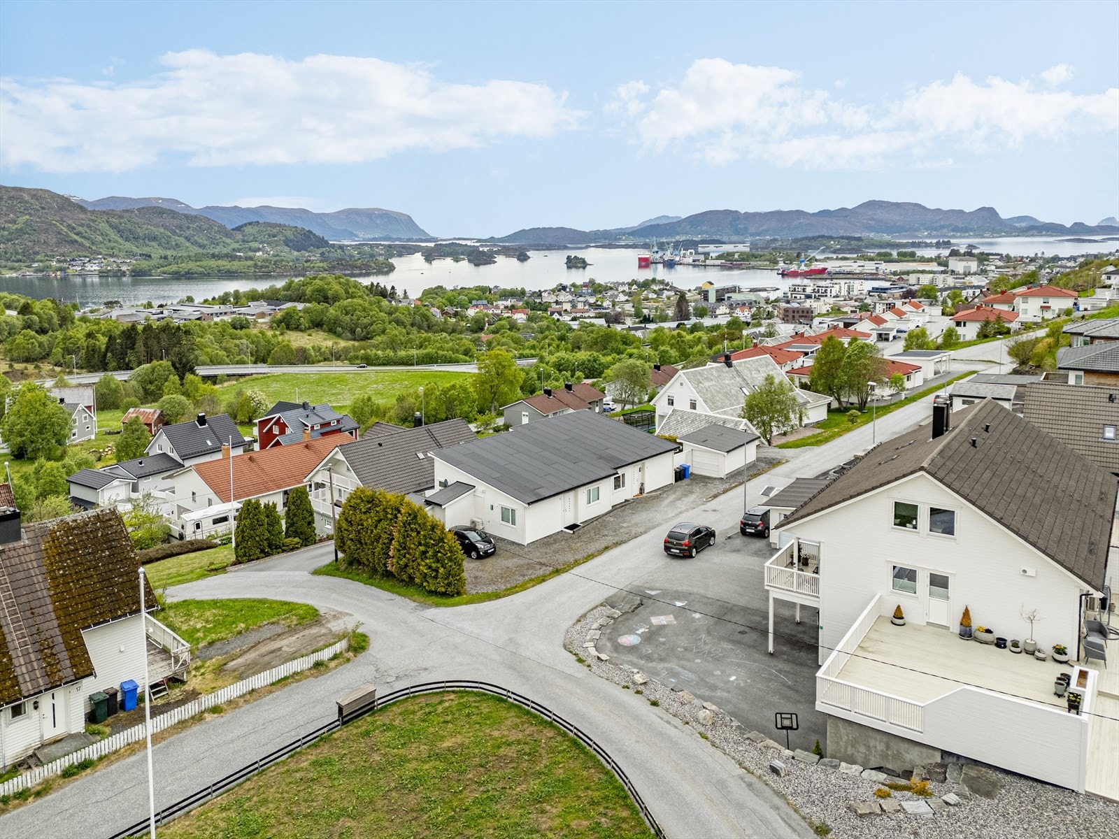 Boligen ligger i et etablert, rolig og barnevennlig område sentralt i Ulsteinvik Galleribilde