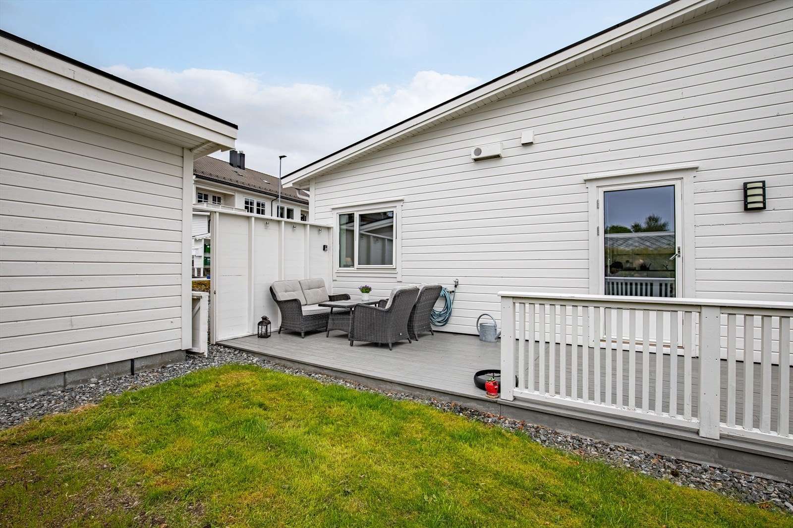 Skjermet terrasse på vestsiden på ca. 19 m² med tilkomst fra stua og fra terreng Galleribilde