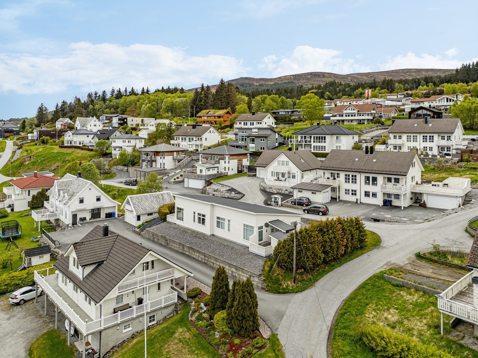 Boligen ligger i et etablert, rolig og barnevennlig område sentralt i Ulsteinvik Galleribilde
