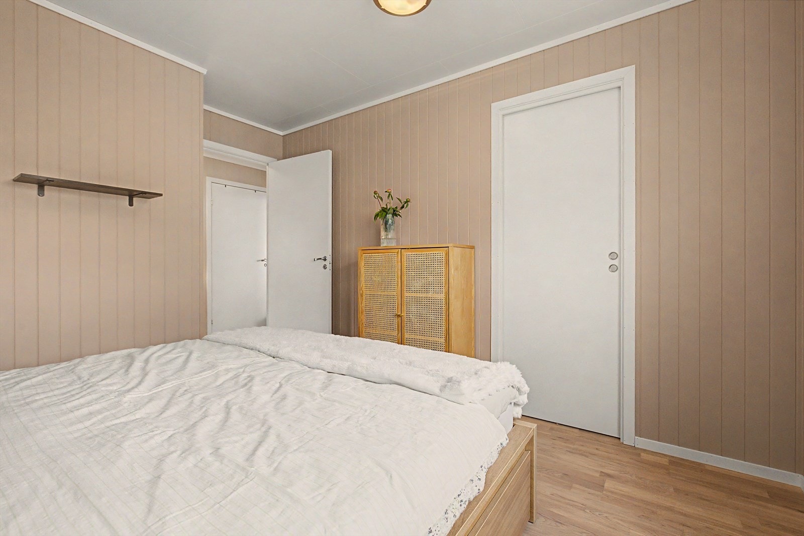 Romslig hovedsoverom | i tilknytning til hovedsoverommet er også walk-in-garderobe Galleribilde