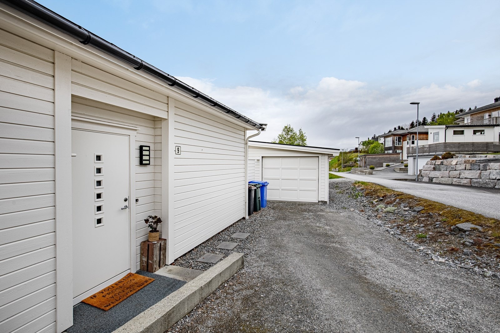 Boligen er på ett plan med trappefri tilkomst | gruset innkjørsel til garasje | garasjen ble oppført i 2012 og har et BRA-e på 19 m² Galleribilde