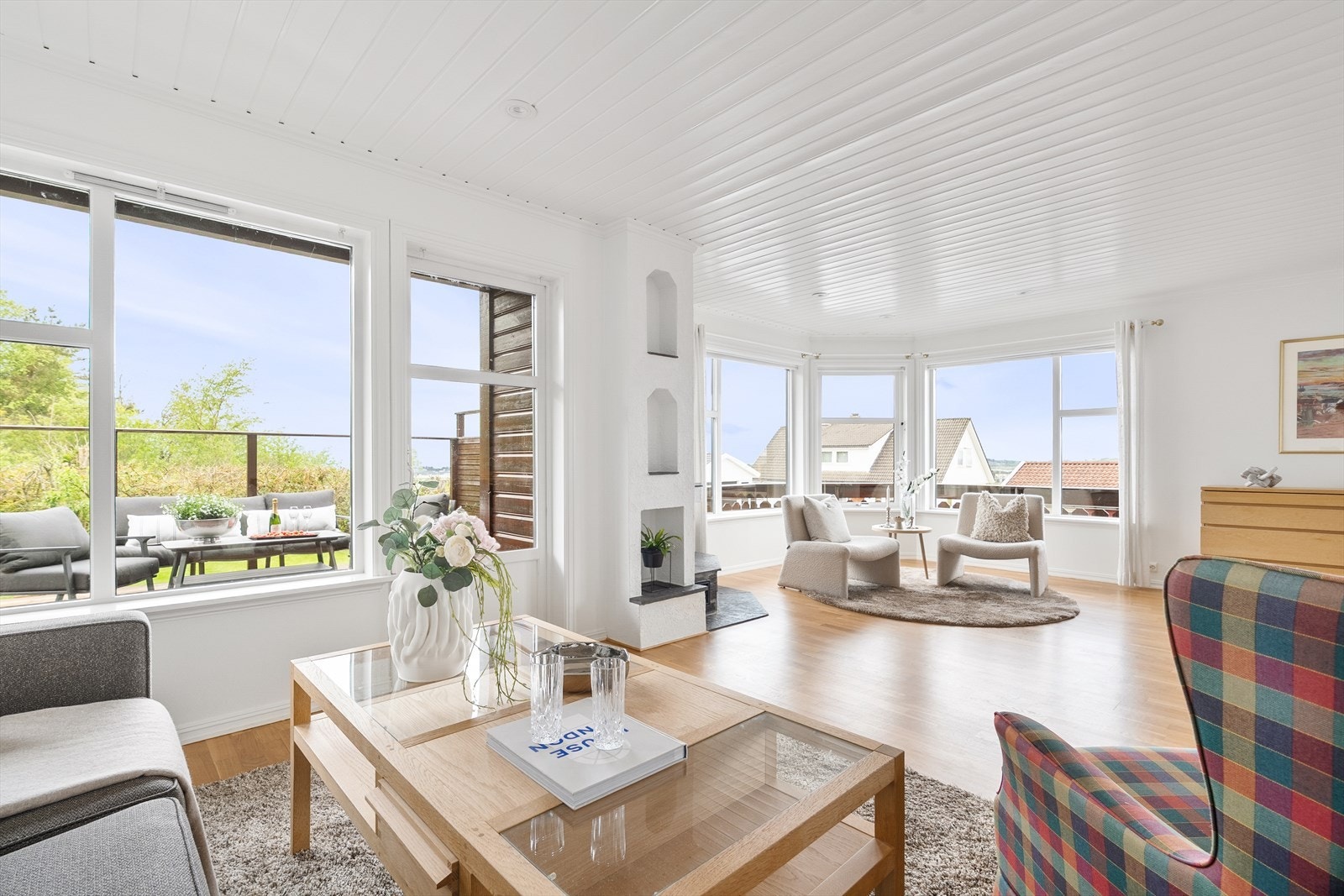 Parkett på gulv og malte vegger. Galleribilde