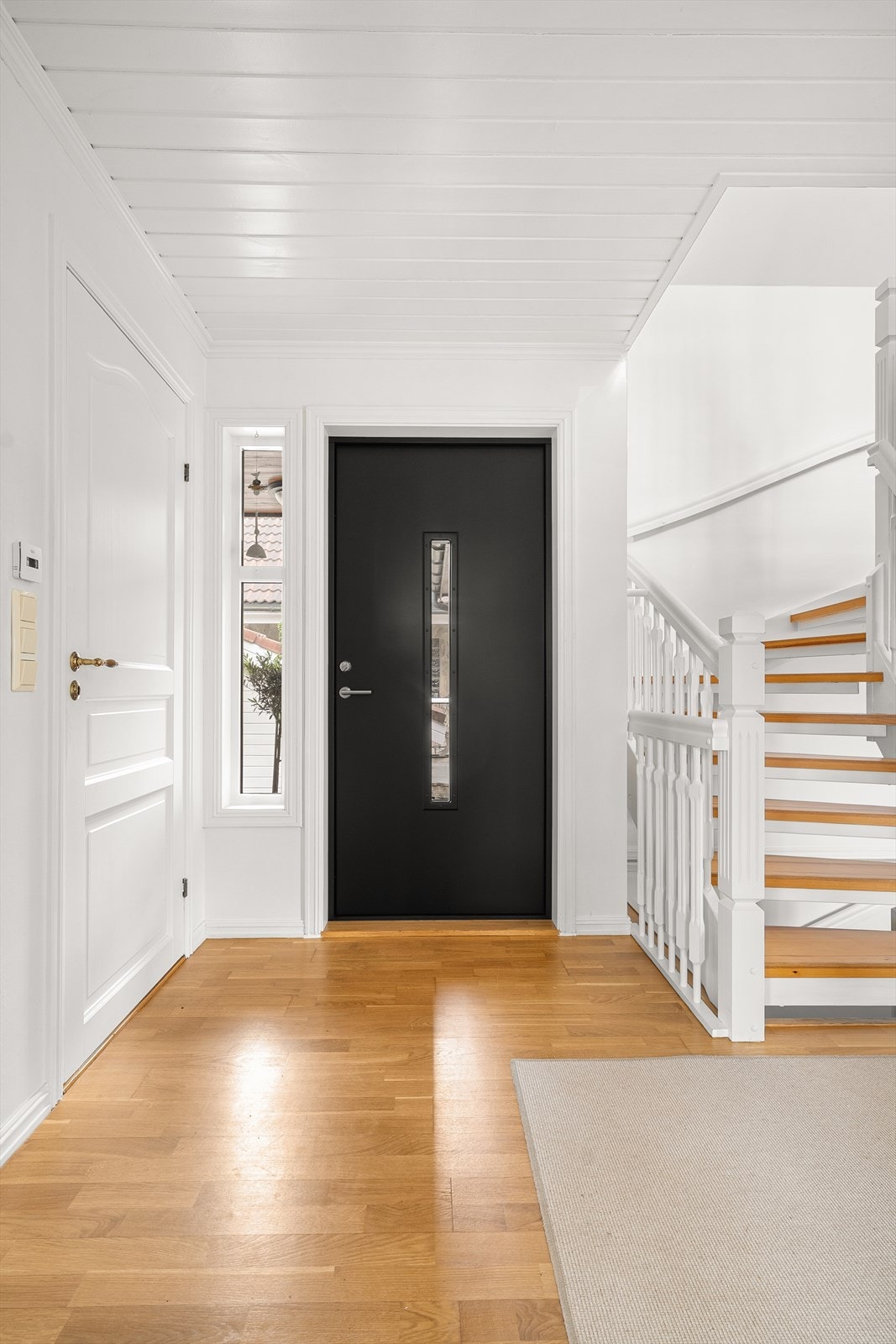 Lys og innbydende entré med plass til å henge fra seg yttertøy. Galleribilde
