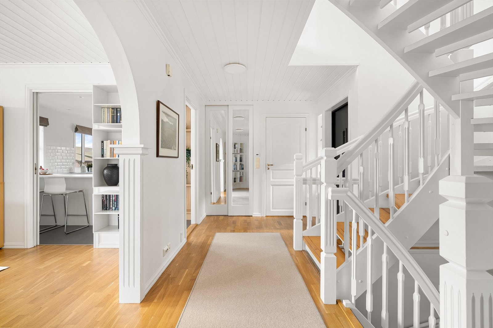 Skyvedørsgarderobe med speil. Galleribilde