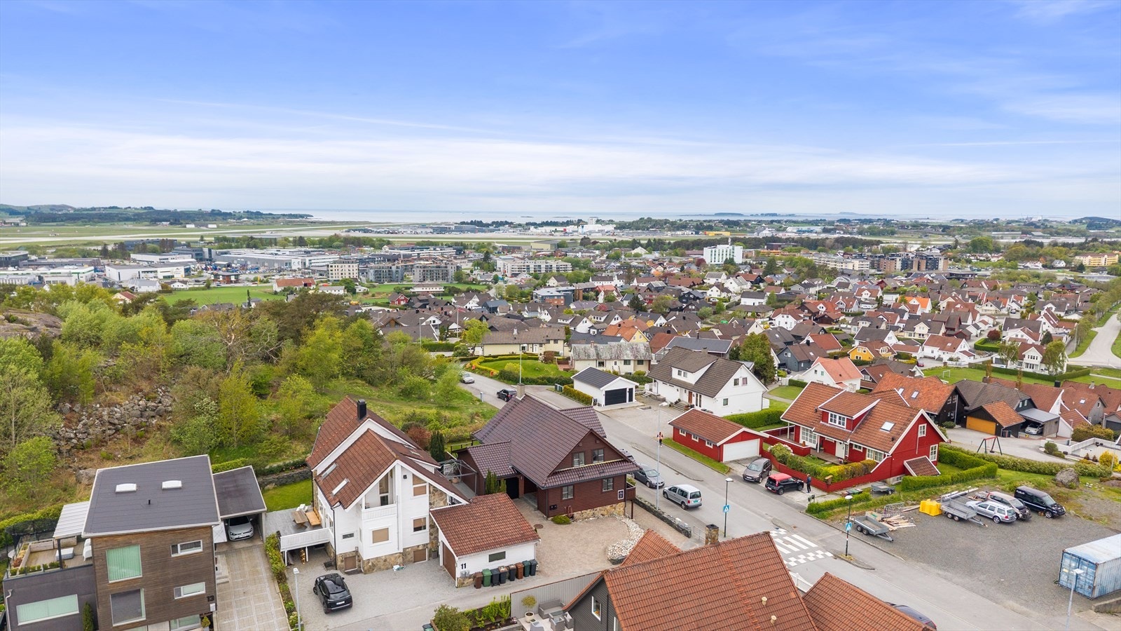 Flotte rekreasjonsmuligheter rett ved på kjerrbergtoppen med flott utsikt. Galleribilde