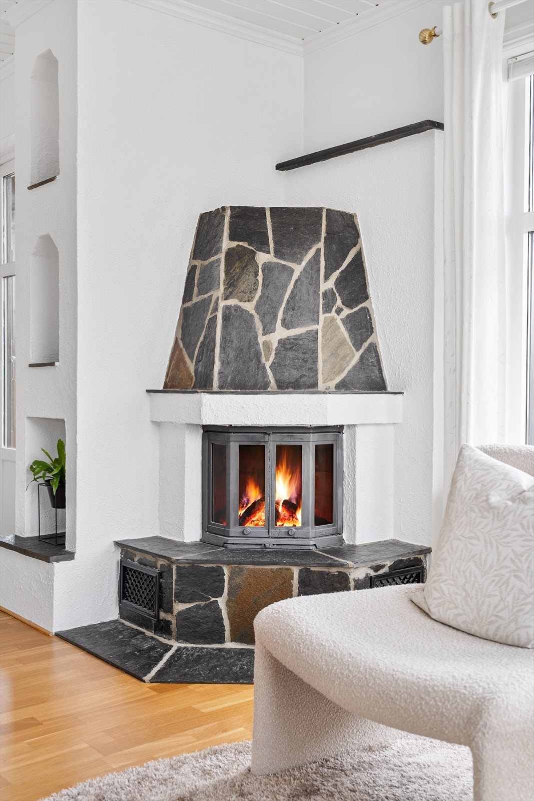 Fin stedbygget peis for ekstra varme og hygge. Galleribilde