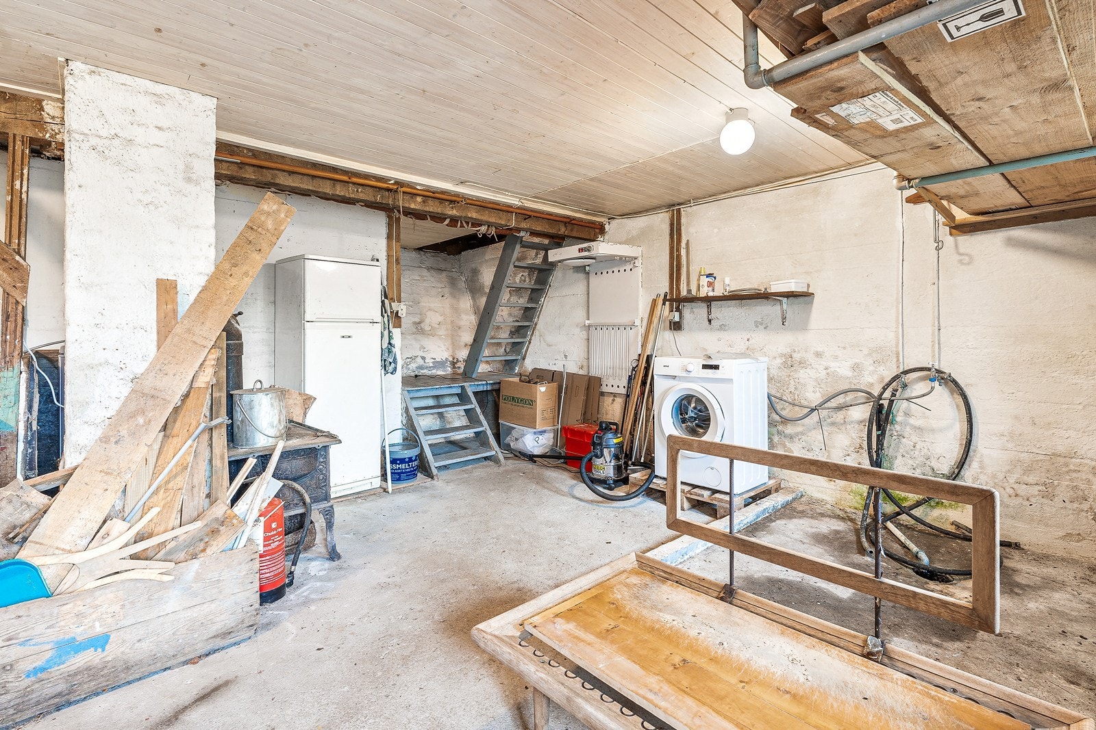 Kjelleren inkluderer vaskerom med tilkobling for vaskemaskin og oppbevaringsmuligheter. Galleribilde