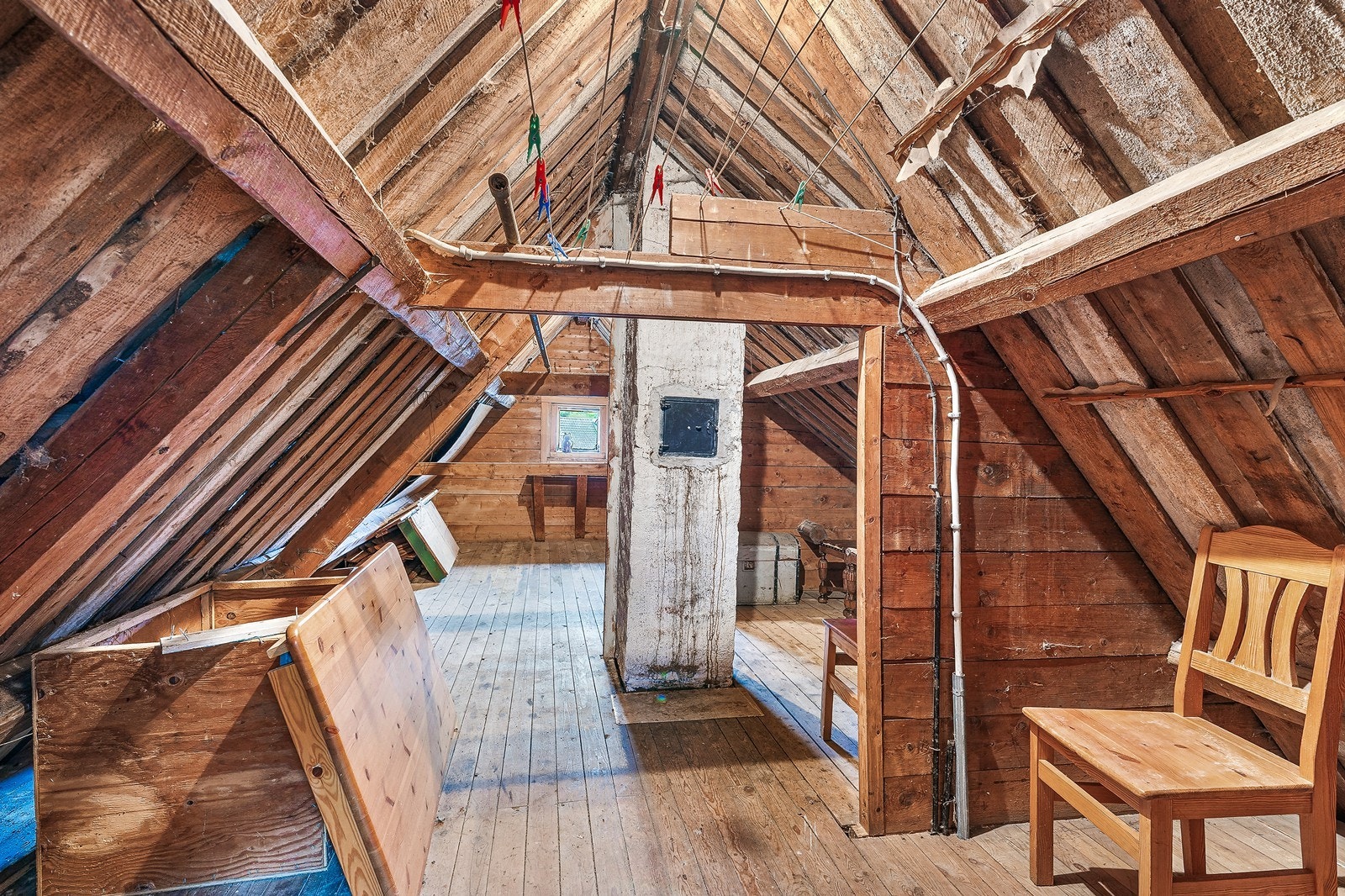 Loftet har god takhøyde og gir mulighet for lagring eller potensielle tilpasninger. Galleribilde