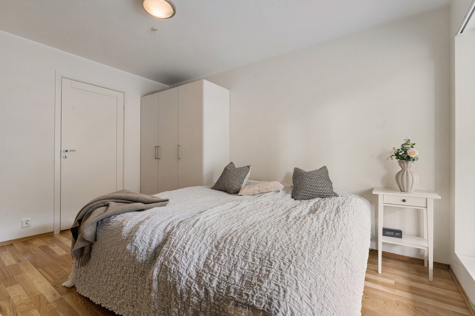 Her er det god plass til garderobe løsning, nattbord eller annet ønskelig møblement Galleribilde