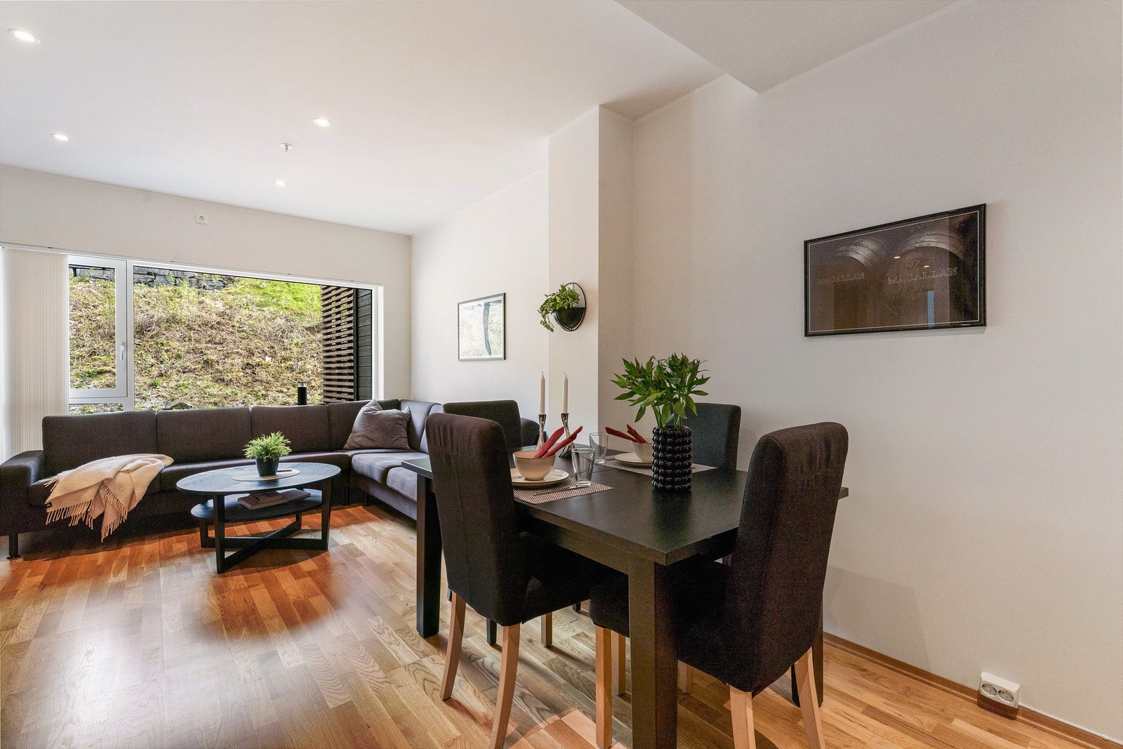 Rommet opplyses via innfelte downlights Galleribilde
