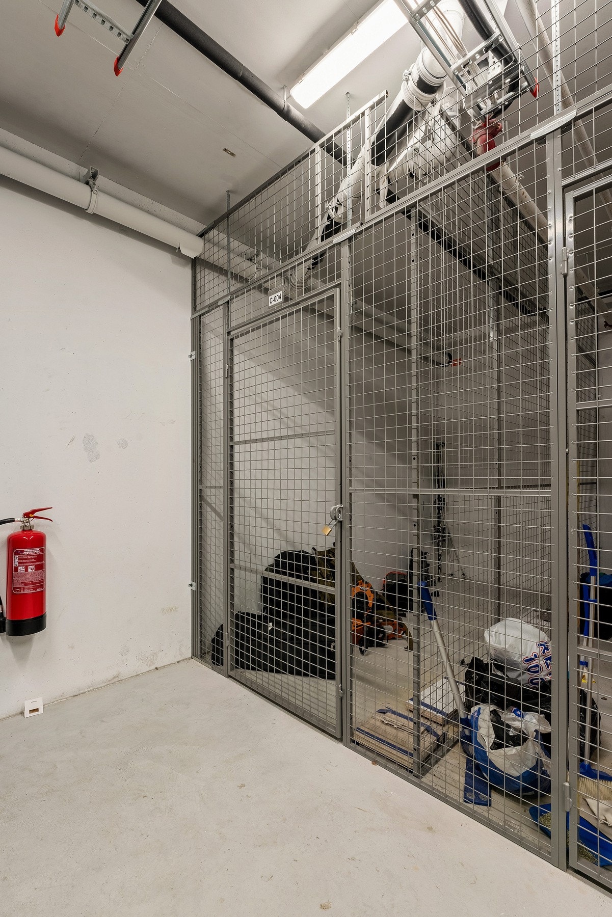 Praktisk bod i felles garasjeanlegg på 5 kvm - lett tilgjengelig og ideell for sesongutstyr og ekstra oppbevaring Galleribilde