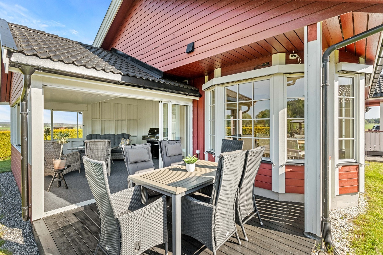 I tilknytning til den innglassede delen er det en åpen terrasse med gulv av terrassebord. Galleribilde