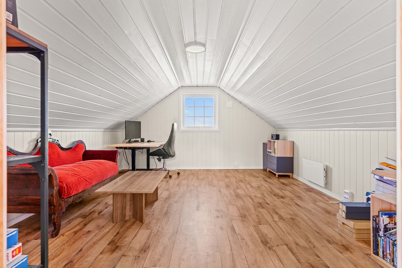 Garasjen har et romslig, innredet loft som gir ekstra lagringsplass eller et hobbyrom. Galleribilde
