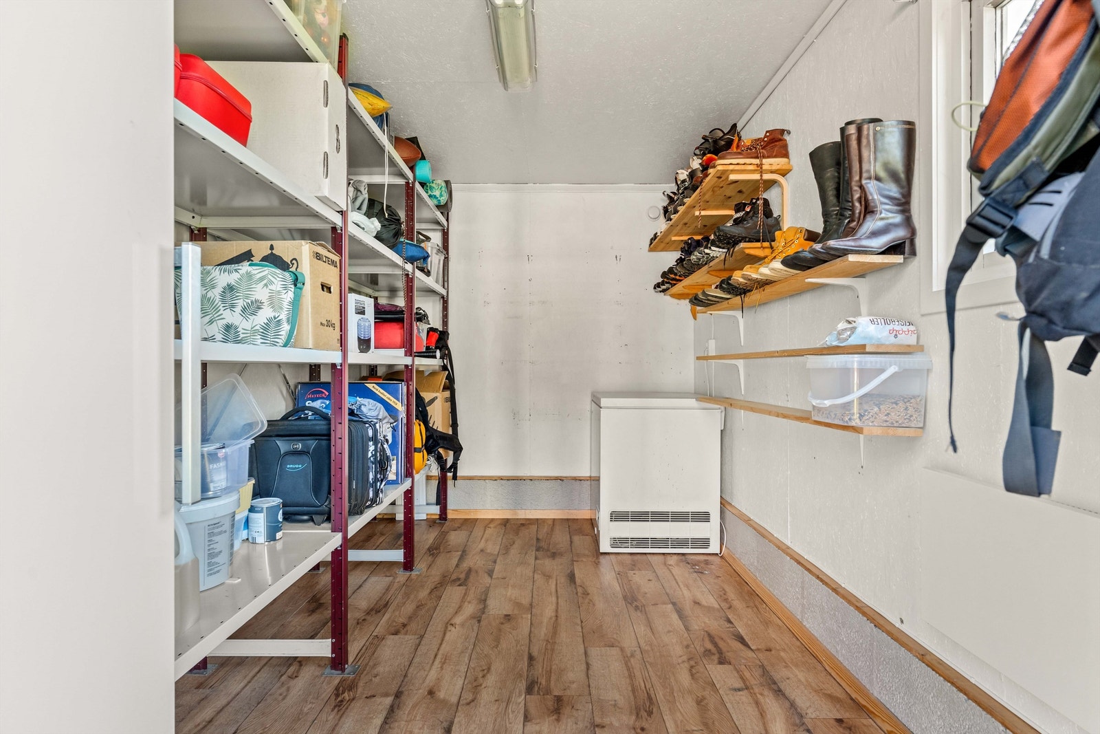 Frittstående uthus med god lagringskapasitet. Galleribilde