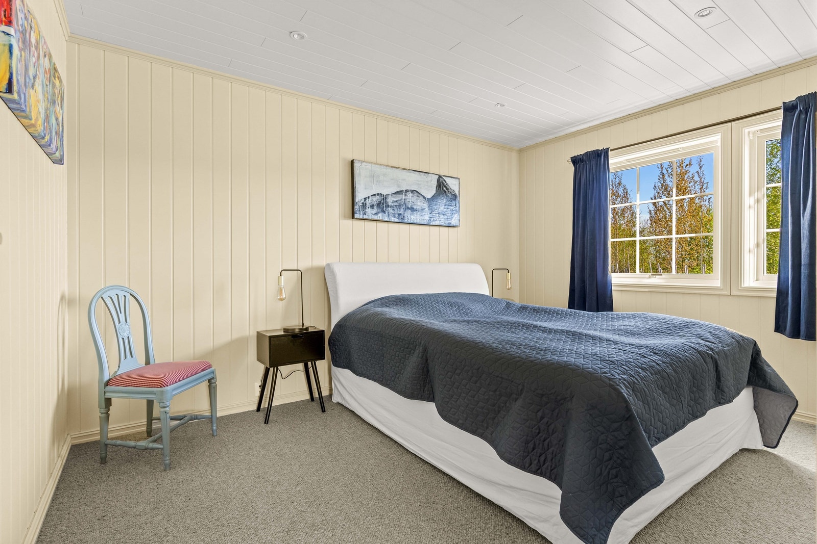 Soverom med downlights i taket, som gir god og jevn belysning. Galleribilde