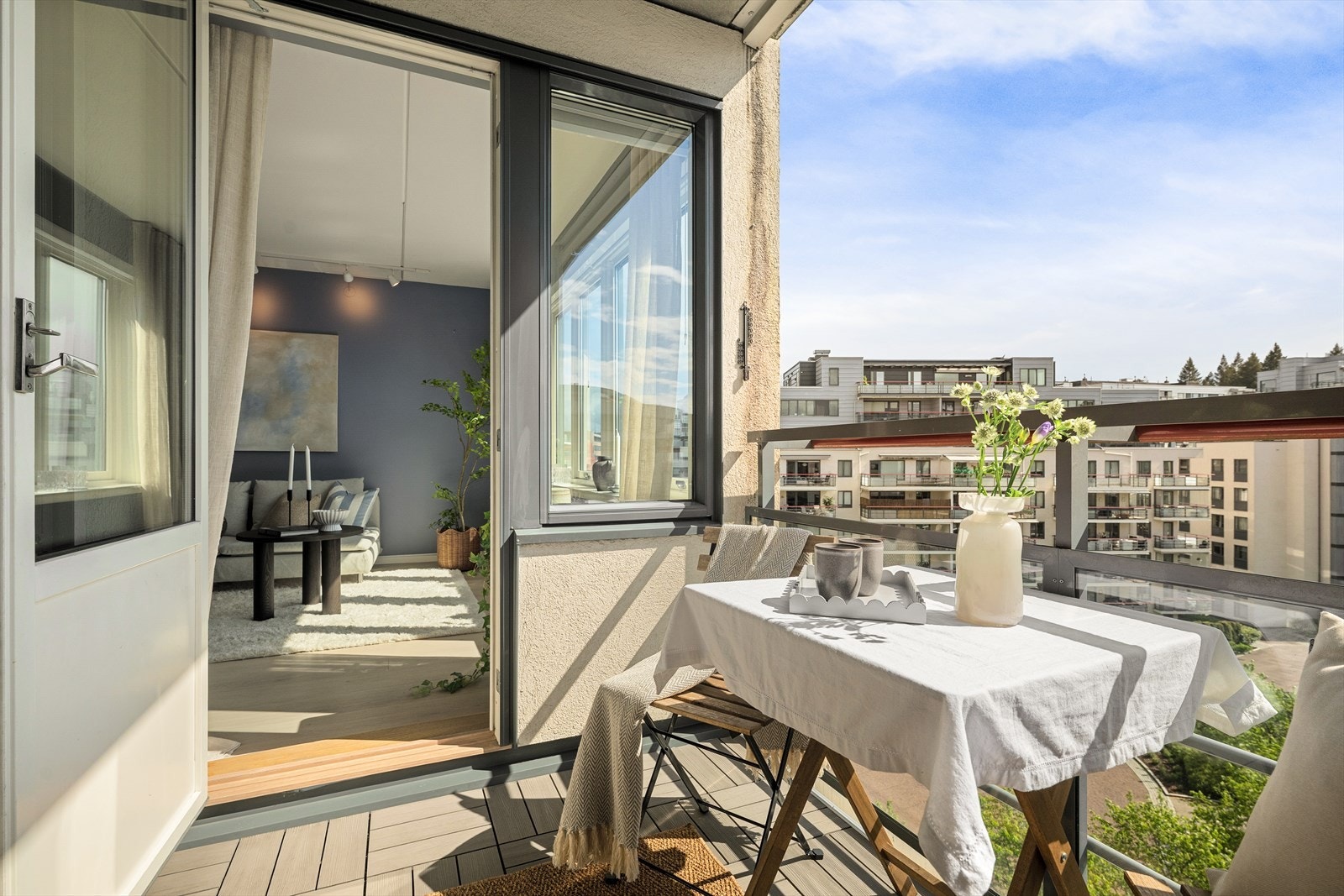 Fra stuen er det utgang til en solrik balkong på ca. 4 m² Galleribilde