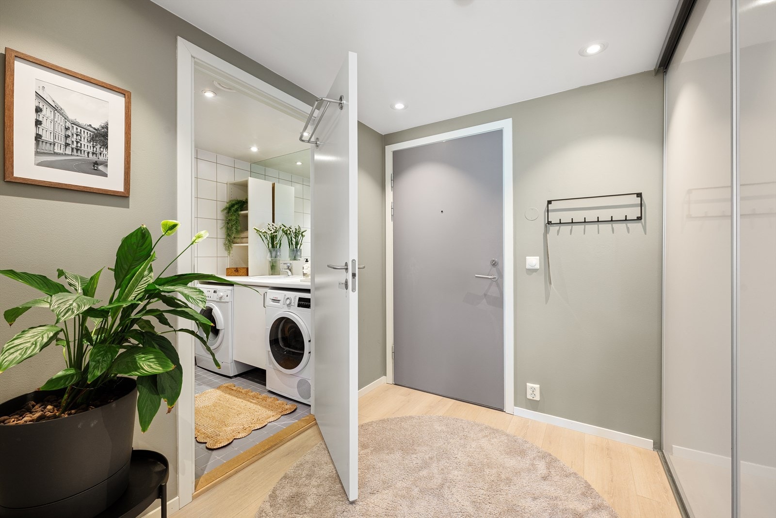 Velkommen inn! I leiligheten blir man møtt av en innbydende og romslig entré med god plass til sko, yttertøy og diverse i stor garderobe med skyvedørsfronter. Gulvet i leiligheten er belagt med slitesterk korkvinyl fra 2019. Galleribilde