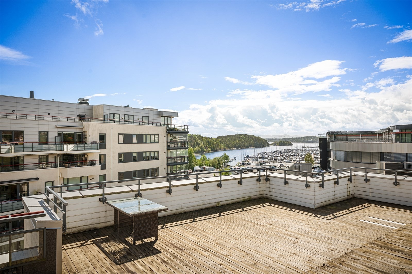 Stor felles takterrasse med flott sjøutsikt. Her kan man nyte solen hele dagen. Galleribilde