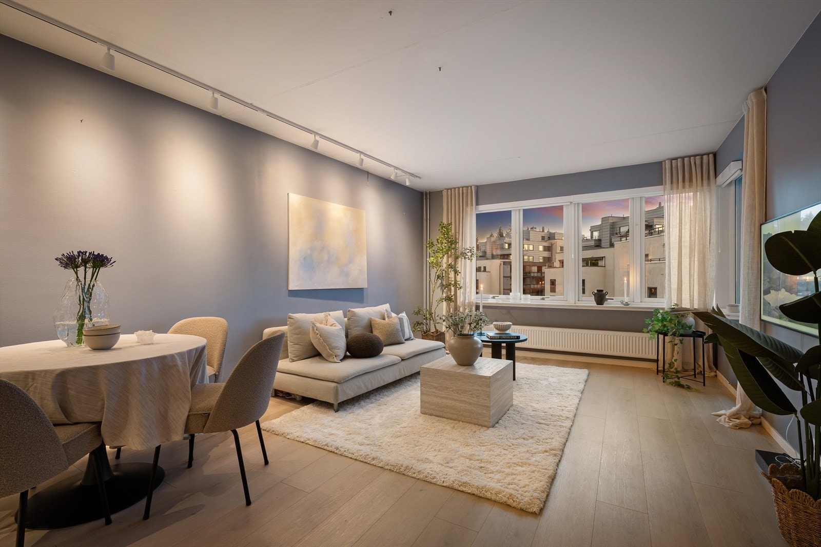 Stuen er av meget god størrelse med plass til både sofa og tilhørende møblement. Galleribilde