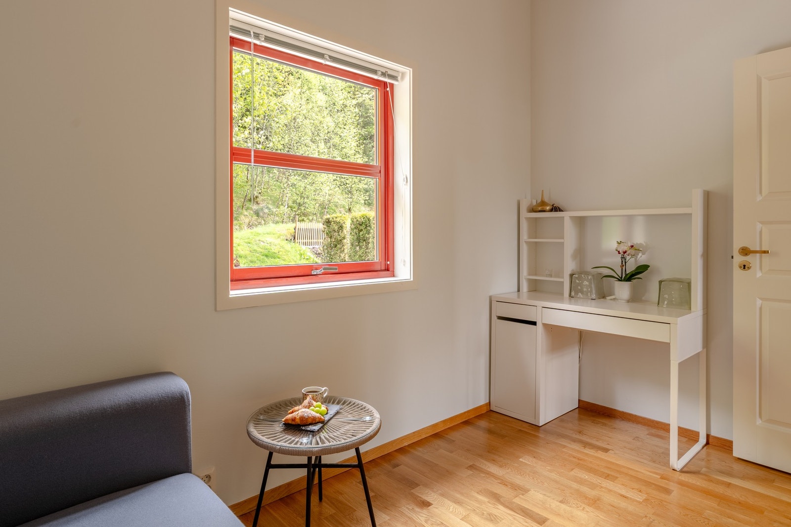 Her er det god plass til seng, nattbord og garderobeløsning. Galleribilde