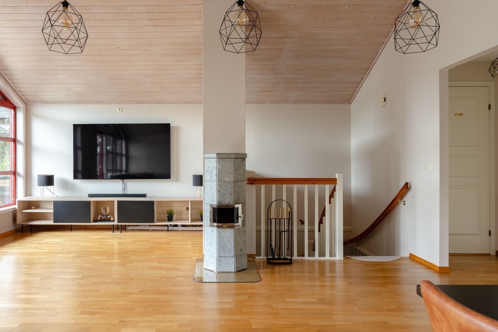 I stuen er det også en peis som varmer godt på kaldere dager. Galleribilde