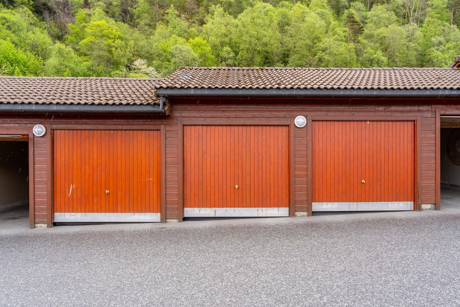 På velforeningens tomt disponerer denne boligen en garasje hvor det også er el-bil lader, Galleribilde