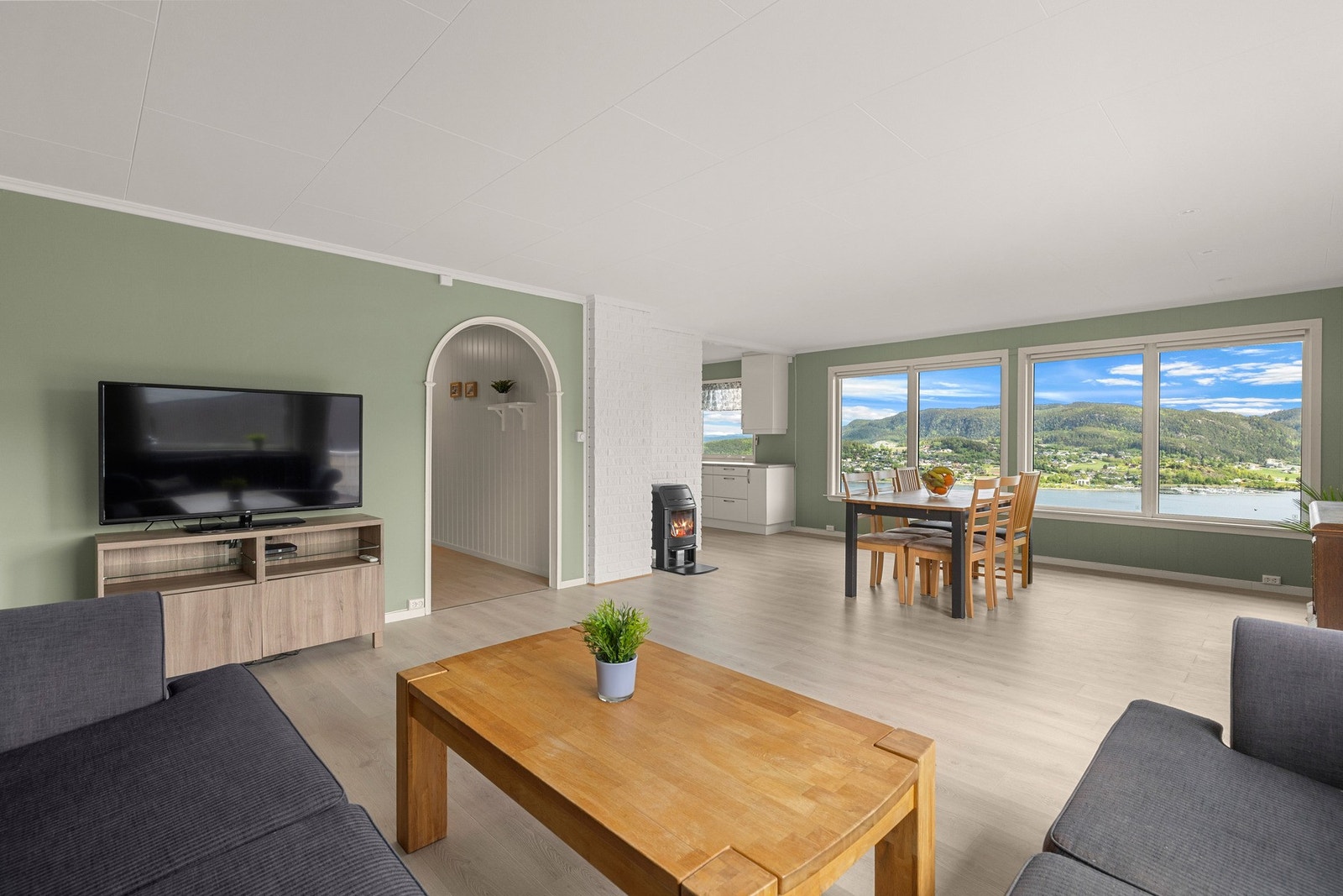 En stue med plass til et skikkelig langbord for familie og venner. Galleribilde