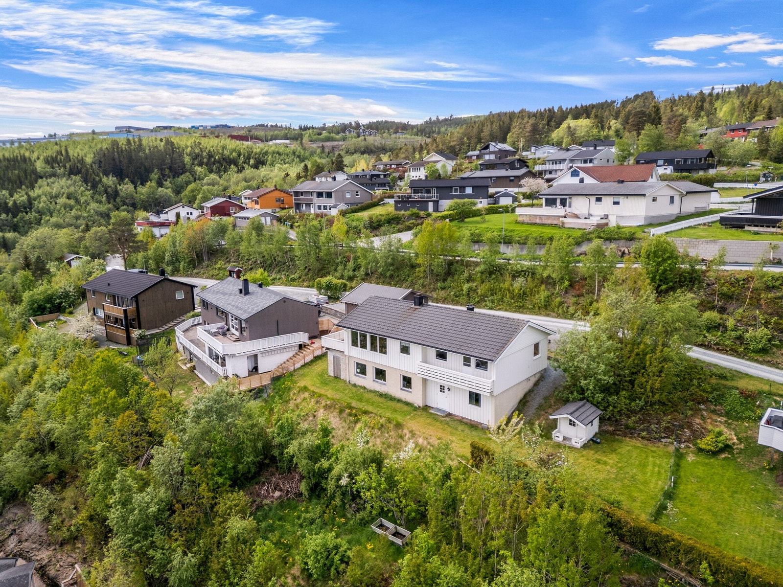 Her har du en 191 kvm stor og innholdsrik enebolig med utleiedel og garasje Galleribilde