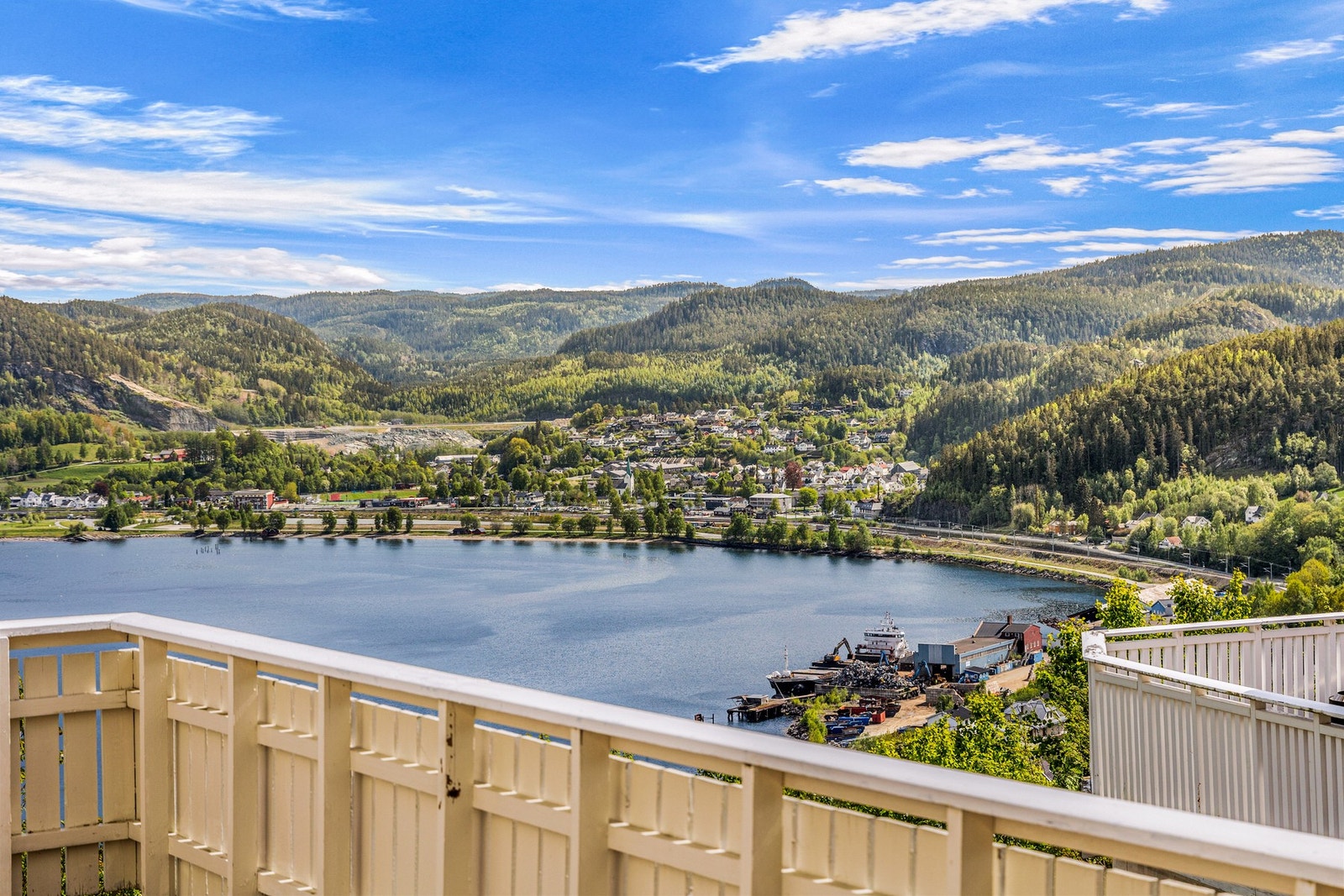 Hommelvika når du på ca 5 minutter og til Trondheim på under halvtimen. Galleribilde
