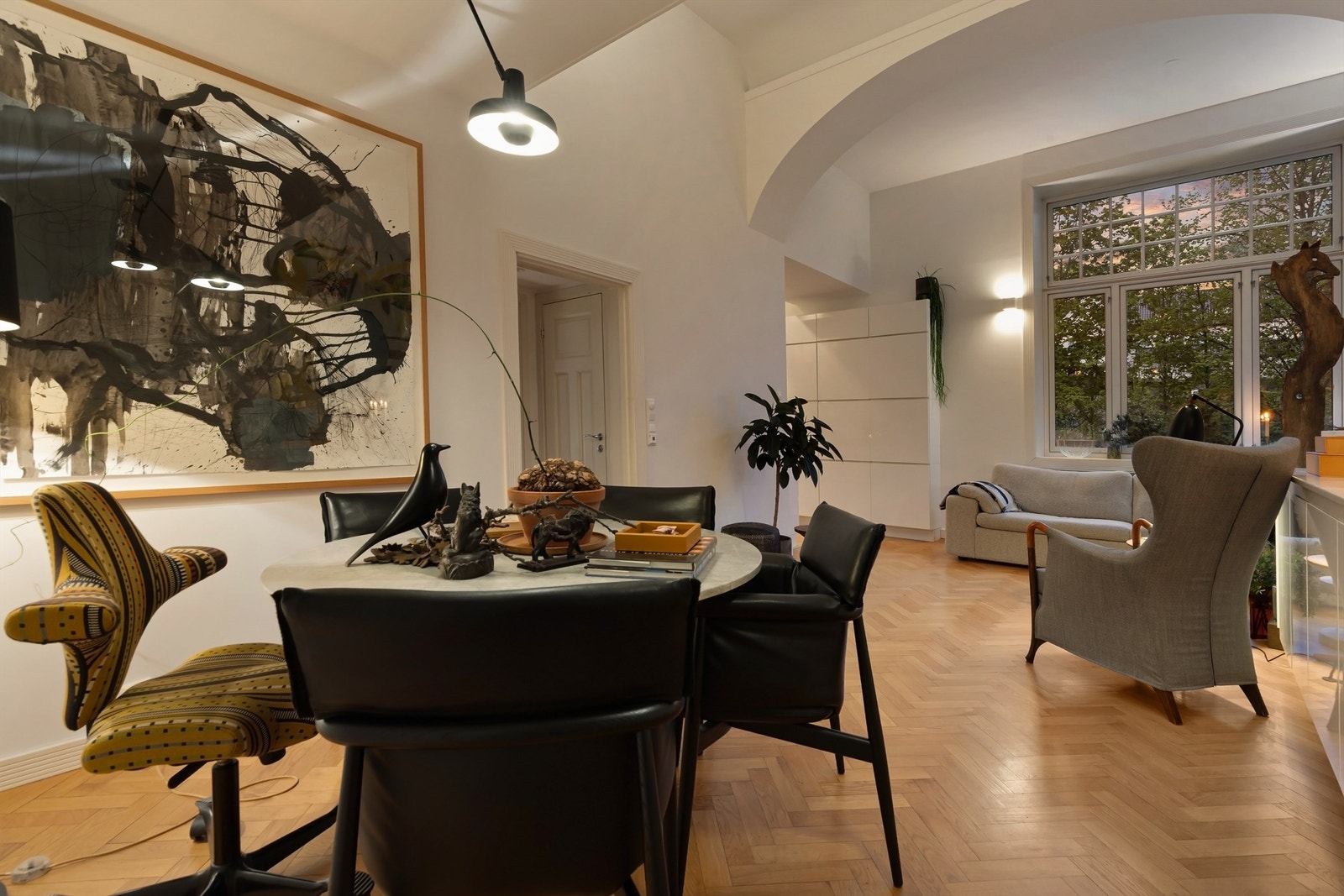 Den åpne planløsningen gir en god flyt mellom stue, spiseplass og kjøkken. Galleribilde