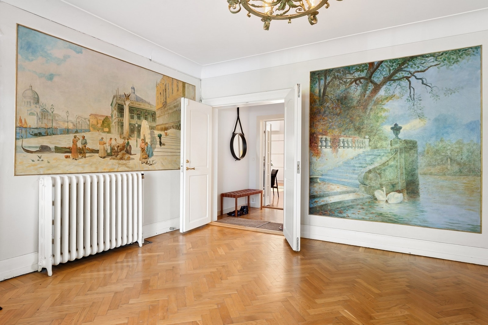 Adkomst til leiligheten skjer via en representativ felles hall med veggmalerier og klassisk fiskebensparkett. Galleribilde