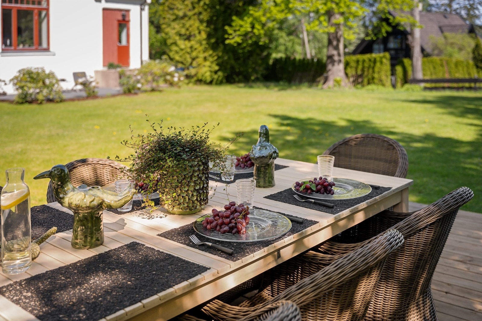 Fellesområdene er pent opparbeidet med plen, beplantning og terrasse på terreng. Galleribilde