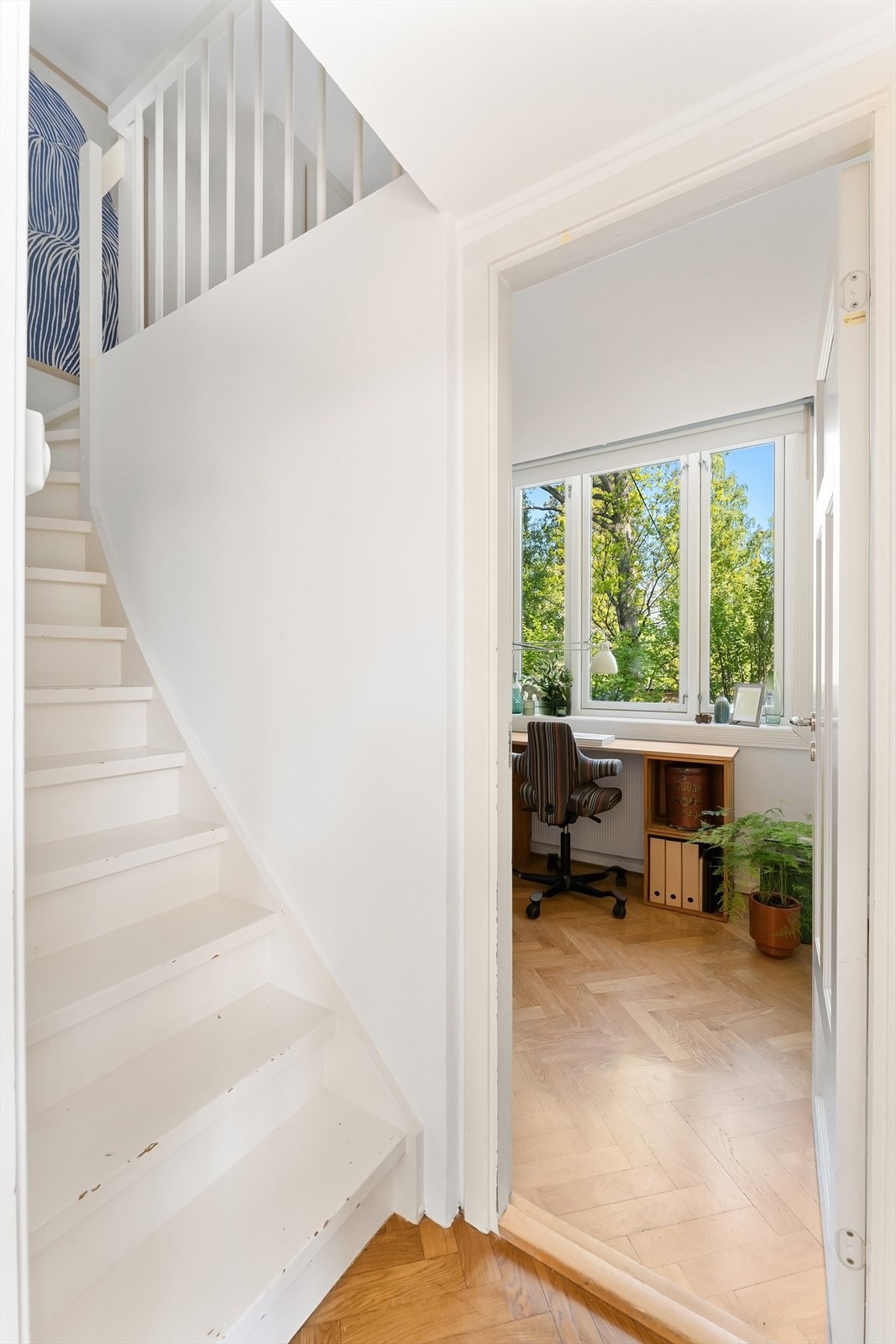 Trappen opp til hemsen er i malt tre og slipper lyset gjennom. Galleribilde