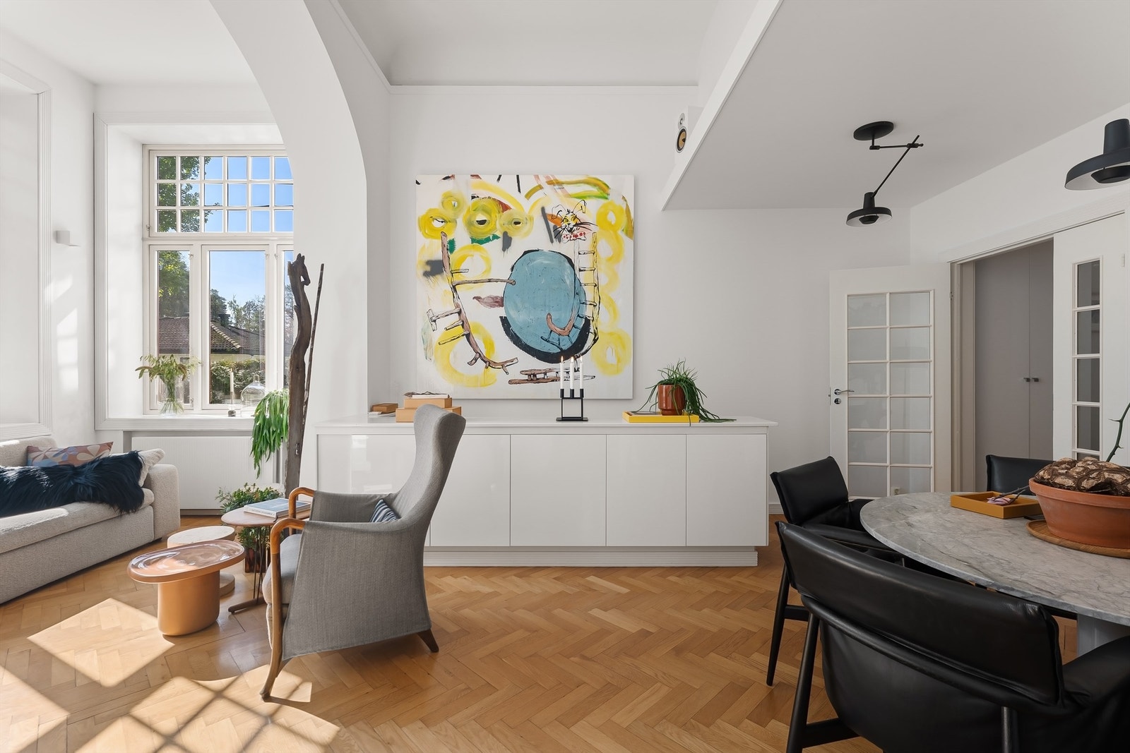 Rommet gir god plass til både en romslig sofagruppe og en egen spiseplass. Galleribilde