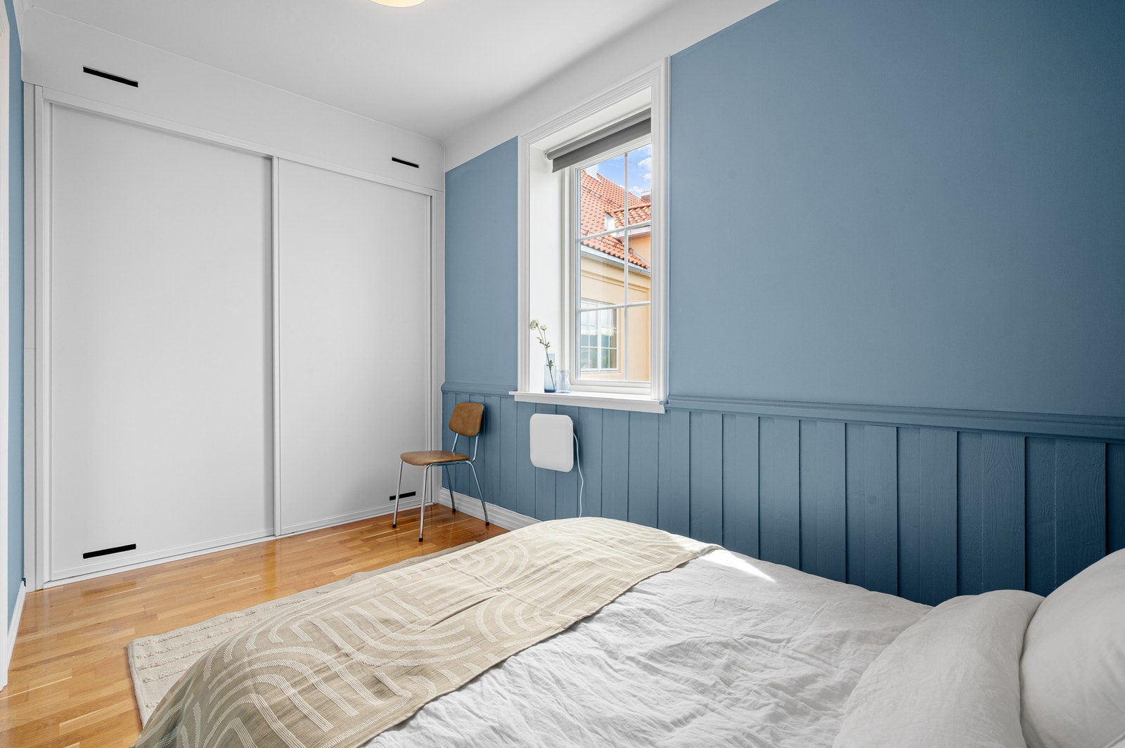 Soverom med god plass til dobbeltseng og garderobeløsning. Galleribilde