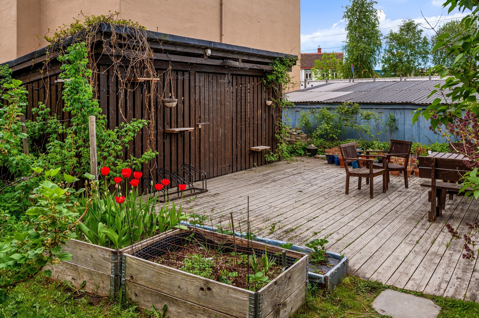 Fellesområdet byr på lune oppholdssoner med terrasse og hyggelige sitteplasser for beboerne. Galleribilde