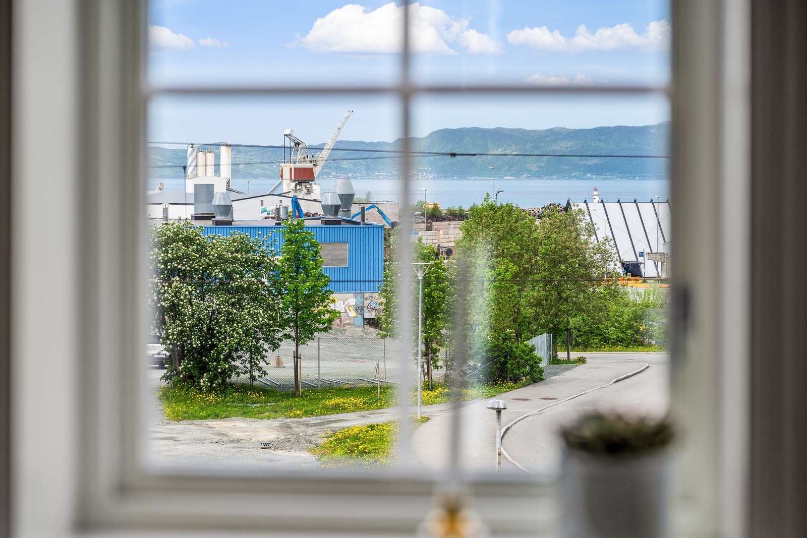 Fra spisebordet kan man nyte fine utsiktsforhold mot fjorden og omkringliggende omgivelser Galleribilde