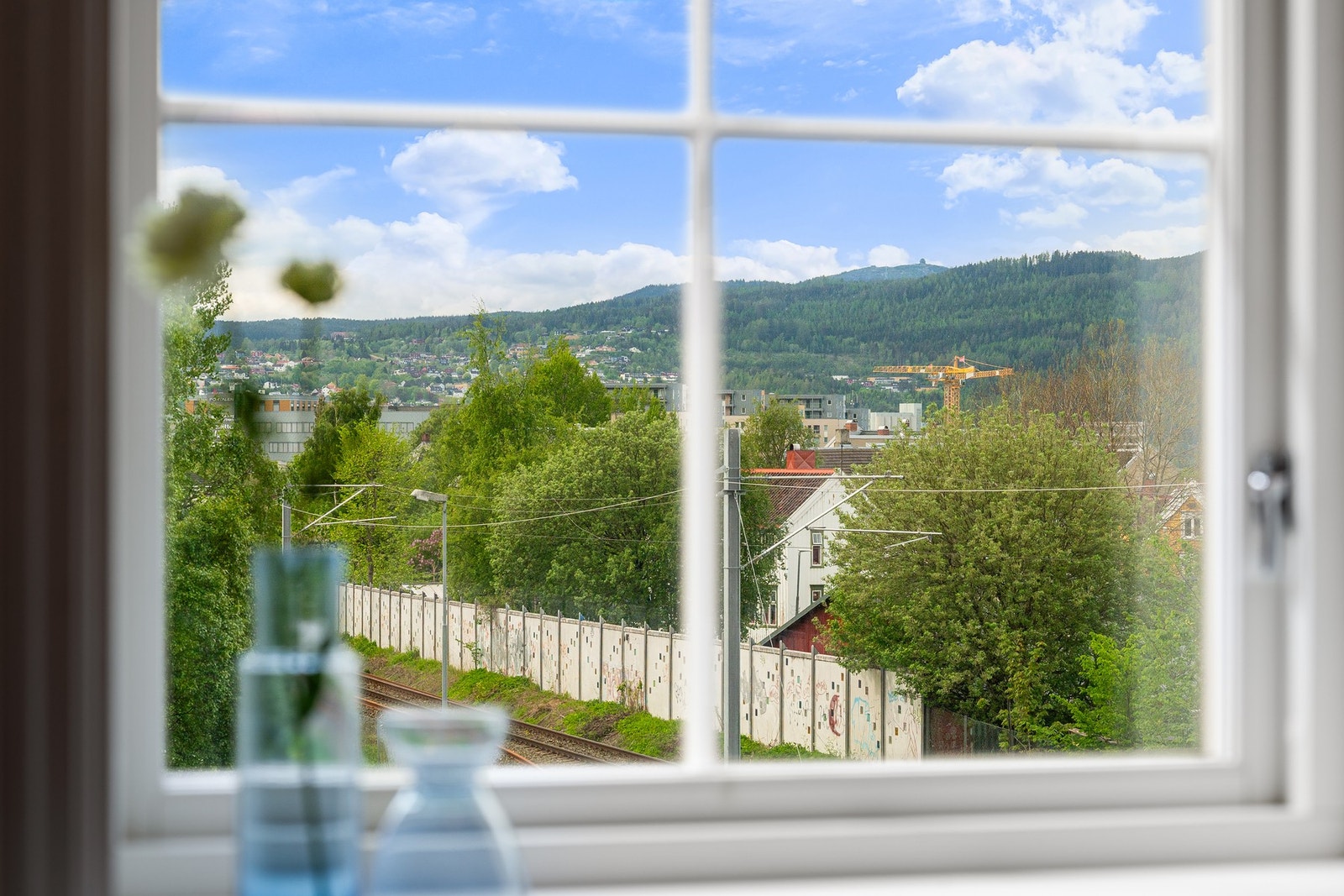Fra stuen har du flott utsikt over nærområdet og grøntområder. Galleribilde