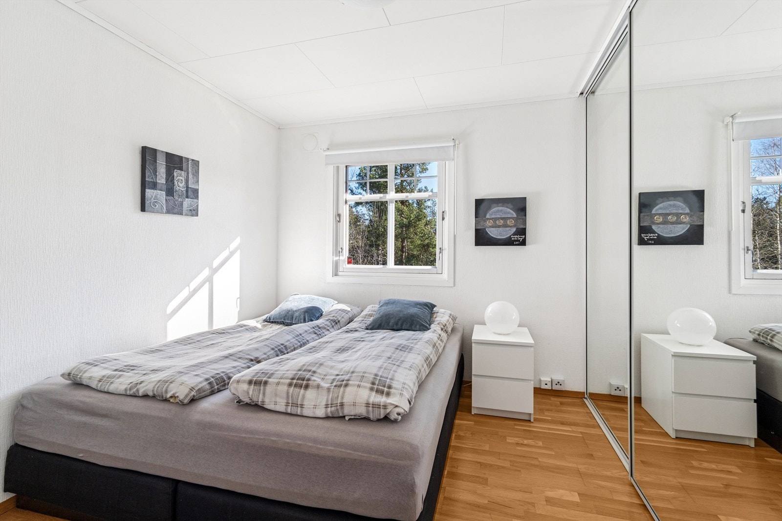 Soverom i boligens 1. etasje med garderobeskap, skyvedører og speil. Galleribilde