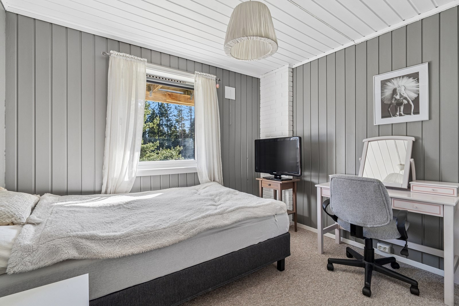 Disponibelt rom i underetasjen. Rommet er innredet og ft benyttes som soverom. Galleribilde
