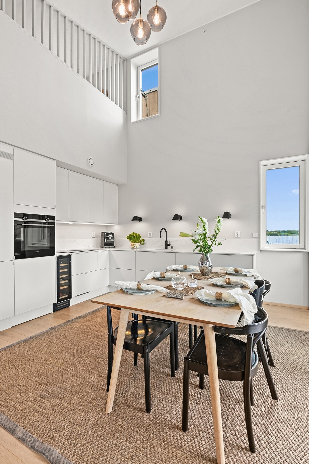 Her har du et nytt byhus fra 2024 med en god og moderne standard, samt fantastisk takhøyde. Det medfølger garasjeplass med bod og el-billader. Galleribilde