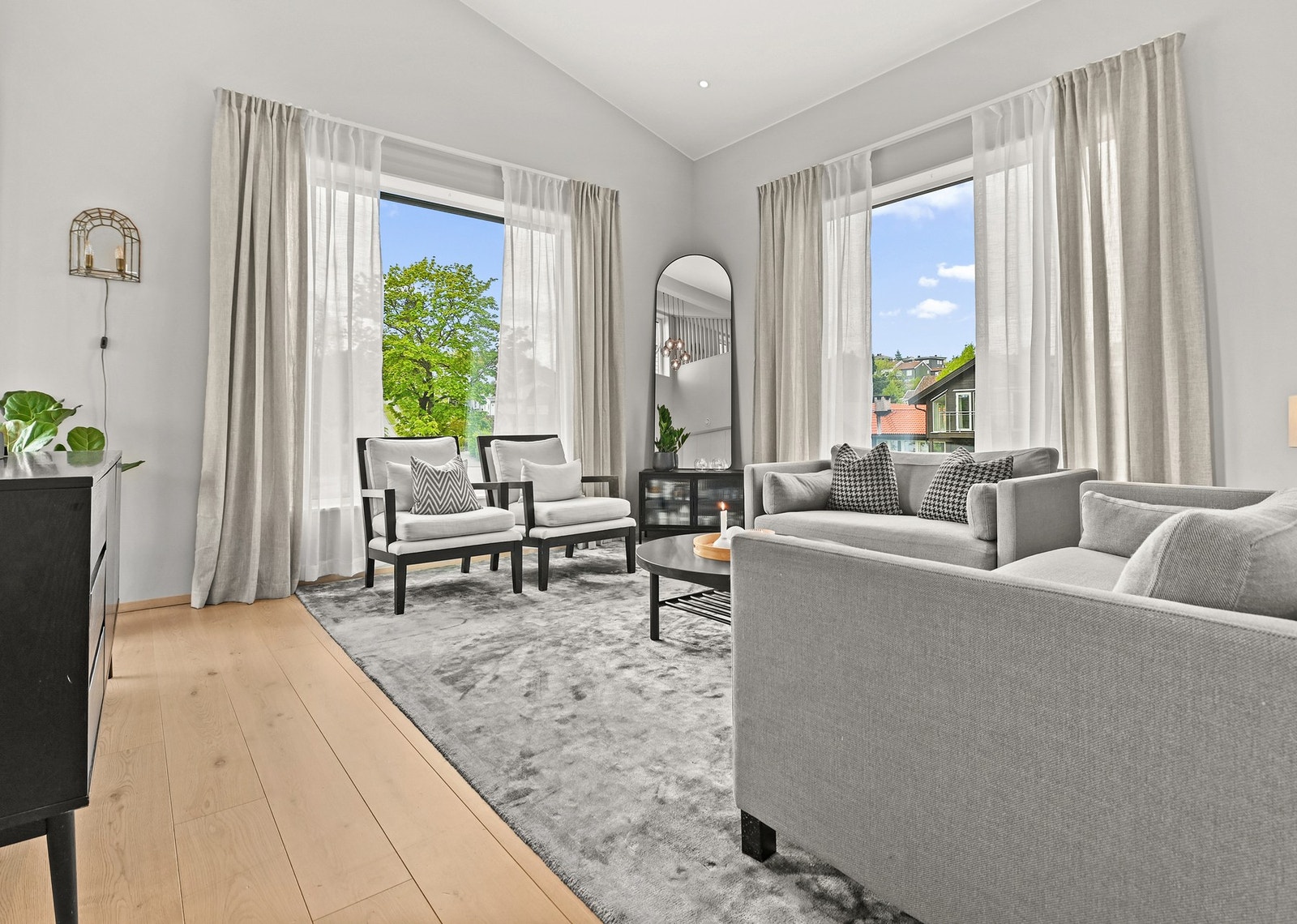 Stuen er hjertet av hjemmet, et romslig og innbydende område med åpen planløsning som gir deg frihet til å innrede etter eget ønske. Galleribilde