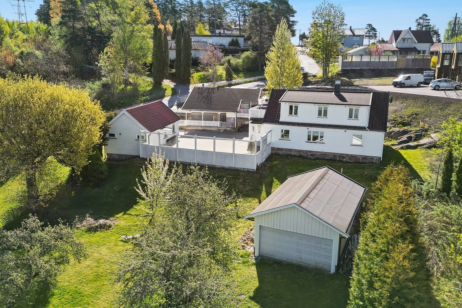 En innholdsrik eiendom bestående av enebolig, anneks, og 2 garasjer Galleribilde