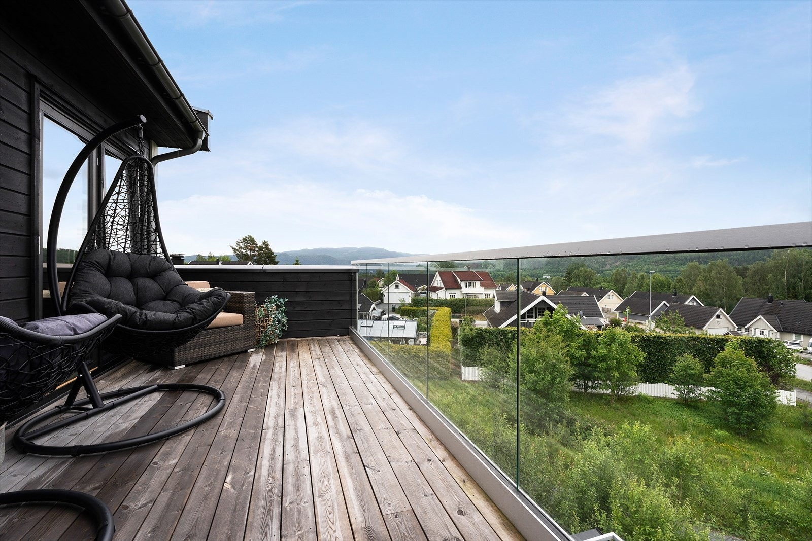 Her er det glassrekkverk og plass til utemøbler. Galleribilde